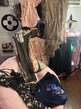 Bundle #14 -7 Women's L & XL Items - Pics included